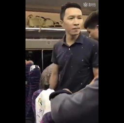 男子动车上嫌小孩吵下车被孩子家人群殴