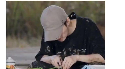 鹿晗节目里切菜超小心,全脸表情都在用力,还没关晓彤熟练呢