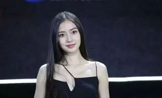 baby这吊带裙设计的太前卫了,中间的带子多余,网友必须剪了