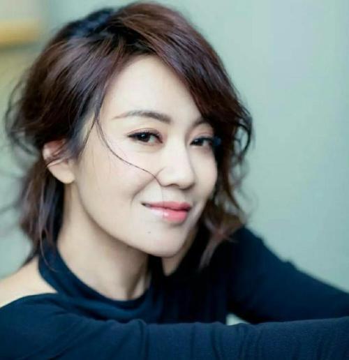 闫妮豪取第26届白玉兰奖,信守离婚之前的承诺,如今越活越年轻