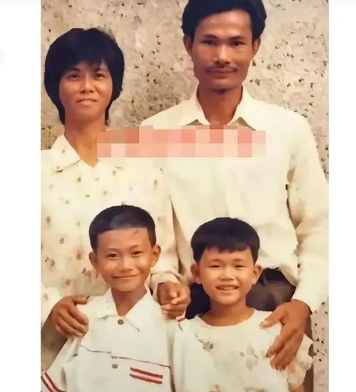 80年代,林正英的全家福,照片中的人是妻子郑冰冰和儿子女儿