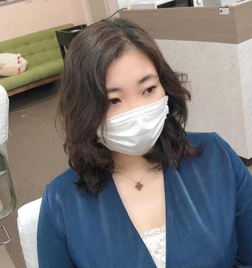 50多岁的女人,尽量别剪大妈头,这几款短烫发值得尝试