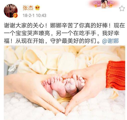 当爹一周年张杰发感慨,首晒一家四口同框照,两个女儿傻傻分不清