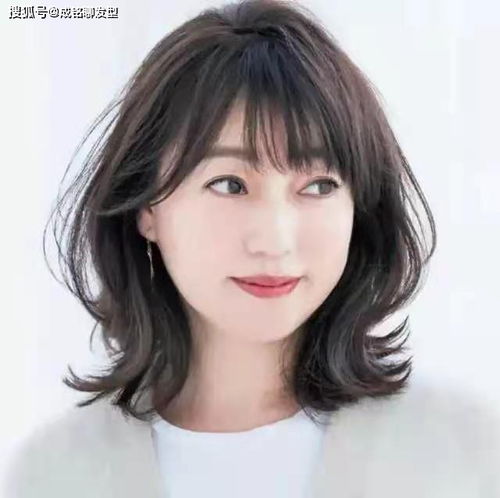 四五十岁女人烫什么发型洋气减龄端庄大气的搭肩烫,时髦有气质