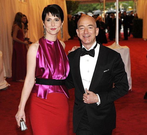 世界首富罕见晒母亲和妈妈合影超温馨,50岁未婚妻真比不上婆婆