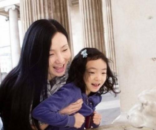 徐峥女儿拍12岁艺术照,王俊凯友情出镜,两人牵手像极了偶像剧