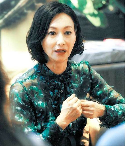 香港金像影后拍戏不用替身,差点掉下楼,62岁依旧做高难度动作