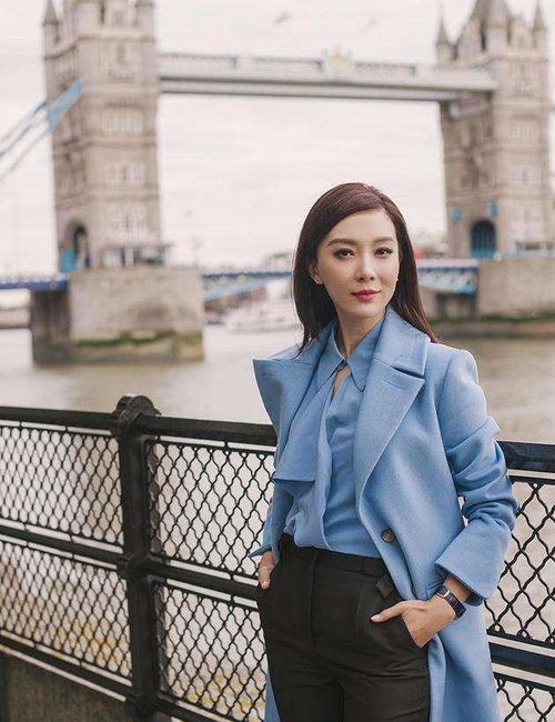 羊毛大衣短靴才是中年女人该有的打扮,优雅知性,谁穿谁美