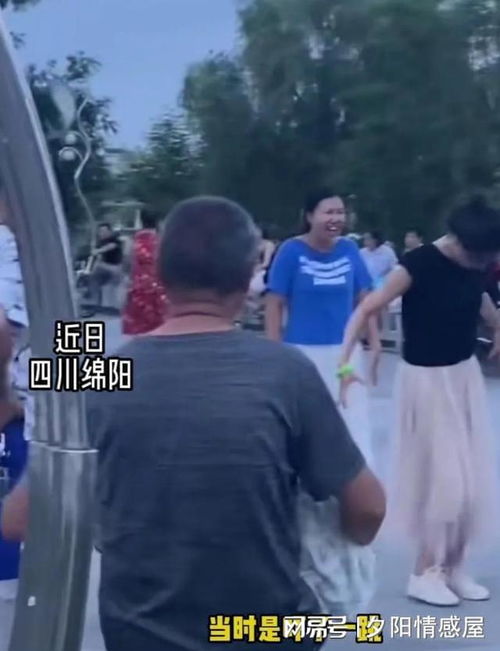 大妈跳另类诡异广场舞,表情惊悚,路人急忙带孩子离开太吓人