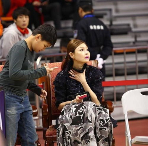 cba最美女老板,40岁优雅端庄有气质,亭亭玉立像是20岁少女
