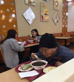 姑娘为乞讨老太买饭网友质疑相关部门在哪里