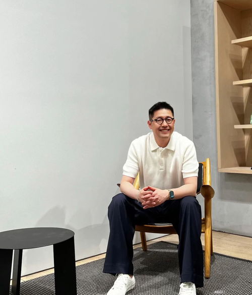 建议40岁中年男人,不穿紧身裤,不留长发,不穿花衣,帅气不油腻