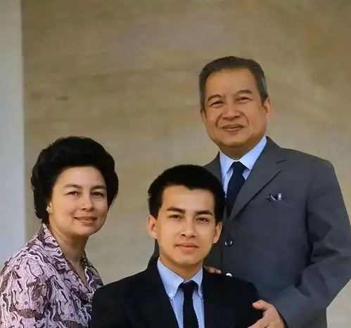 年轻英俊的王子,若干年后变成了下乡扶贫的老国王