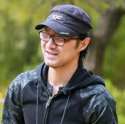 岁月催人老,十二位50岁以上的男明星看看差别有多大