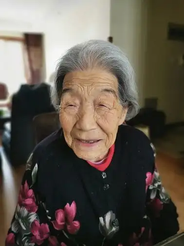 孝顺儿女巧设骗局,百岁老人在西宁爱尔成功医治白内障