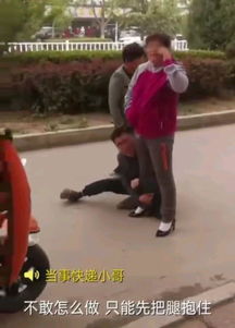 快递小哥被不签字野蛮大妈掌掴后,大妈淡定报警,这是高贵
