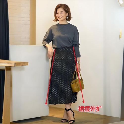 四五十岁女人穿裙子,记住3紧3松,既优雅又得体,谁穿谁美