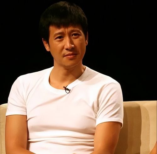 张国强因穷被前妻抛弃,40岁带子二婚娶贤妻,今苦尽甘来了吗