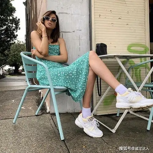 40岁辣妈别穿妈妈装瞧瞧简约精致的法式裙,穿上就像贵夫人