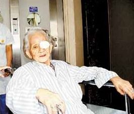 老人享受绵阳眼科医院免费治疗白内障政策