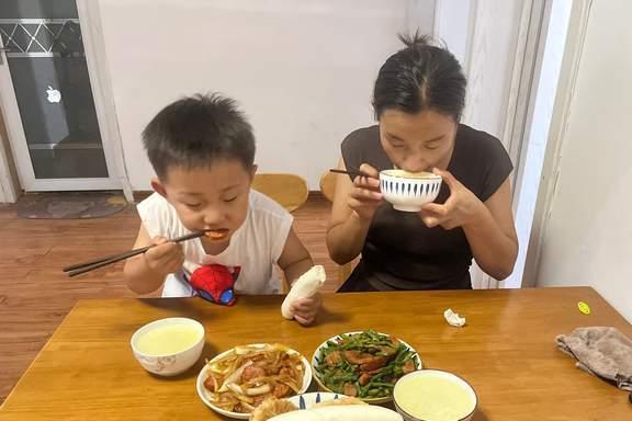青岛母子2人午餐,晒圈火了,网友长见识了,这馒头看着就香洋葱豆角火腿肠小米粥松花蛋青岛市中式面食粉末状食品原料网易订阅