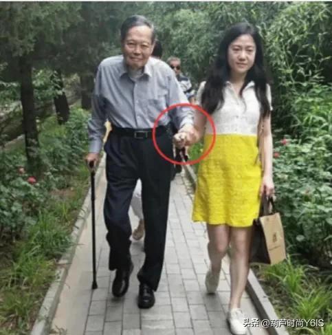 杨振宁携娇妻逛公园100岁的他仍精神焕发小54岁翁帆老太快显苦相