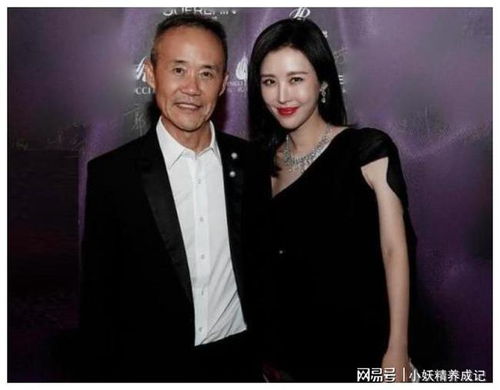 70岁王石与小30岁娇妻外出,王石背影似精神小伙,郎才女貌般配