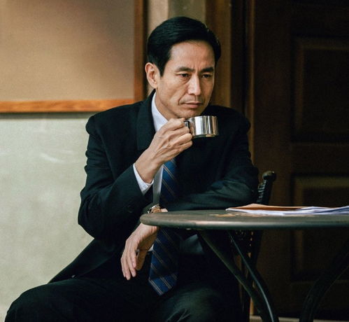 成泰燊在农村长大,做过炼钢工人,30岁成影帝,40岁才做父亲