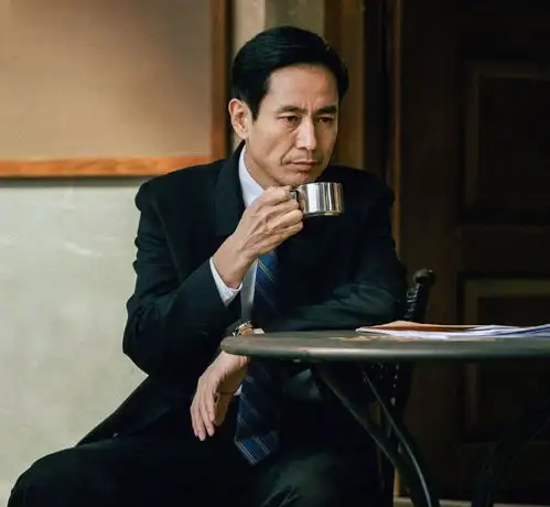 成泰燊在农村长大,做过炼钢工人,30岁成影帝,40岁才做父亲