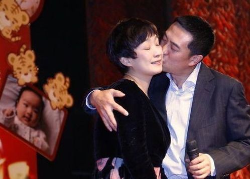 和富豪丈夫离婚后,她携带24亿巨款嫁给张嘉译,51岁活成人生赢家