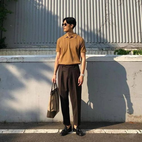 四五十岁男人,上衣尽量不要穿紧身衣背心,太油腻换成这些得体