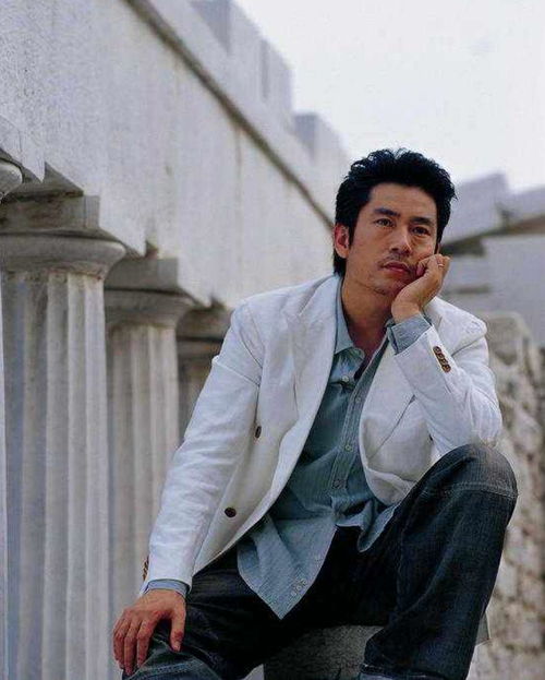 成泰燊在农村长大,做过炼钢工人,30岁成影帝,40岁才做父亲