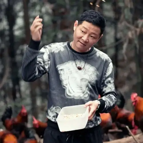 三德子赵亮因演太监成名,娶身高1.8米的名模为妻,如今为何归隐去养鸡