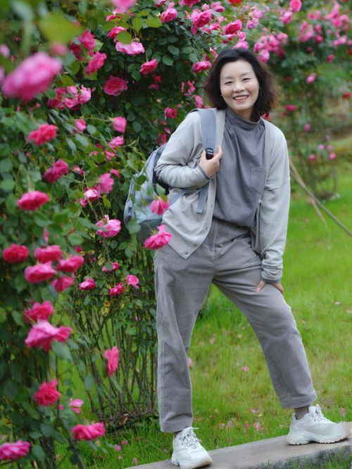 60岁的女人别总穿暗色,浅色单色好搭配又减龄,时尚优雅又高级