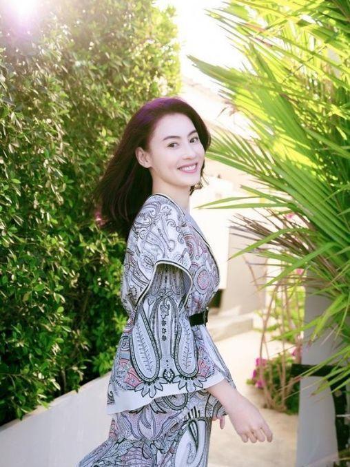 张柏芝太迷了腹部这么大,时不时护肚子,这是什么举动