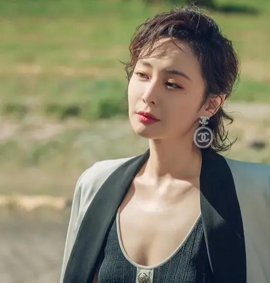 凹凸有致才耐看,这8位中年女星,肉都长对了地方,身材太顶了