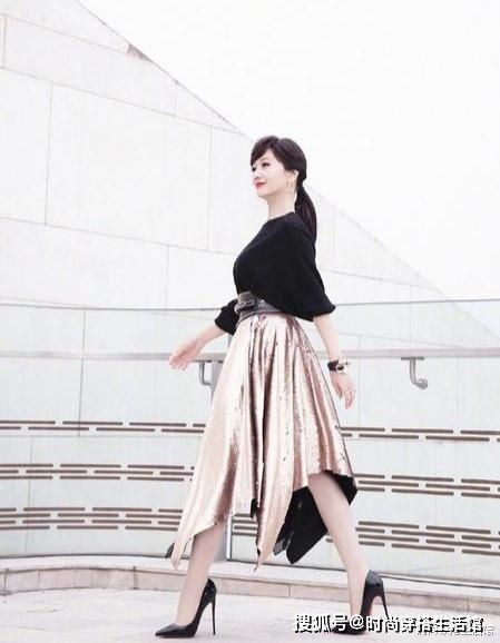 50岁女人怎么穿好看今年学赵雅芝许晴这样穿,时髦气质又减龄