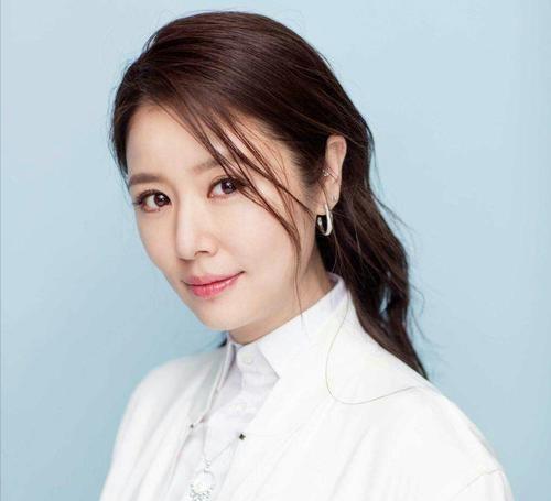 女人40岁后,别再剪短发了今年流行这4种发型,时髦减龄又气质