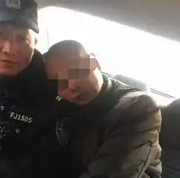 哭笑不得男子醉酒后发酒疯闯进陌生姑娘家中唱歌又吟诗
