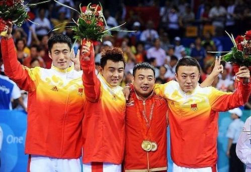 国乒功勋王皓娇妻出游,如今34岁身材太完美,儿子一黑一白太可爱