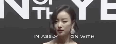冻得发抖倪妮身穿露肩礼服走红毯,被喊回来拍照表情好绝望