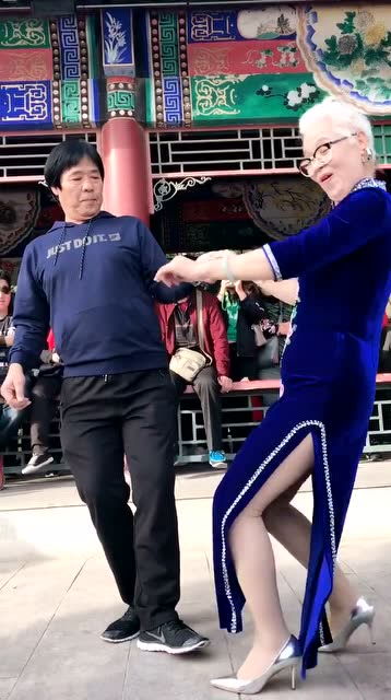 七旬大娘穿旗袍跳广场舞,表情动作夸张遭舞伴嫌弃