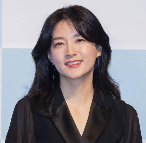 李英爱天然脸真抗老穿西装裙优雅时髦,50岁脸部紧致无一丝赘肉