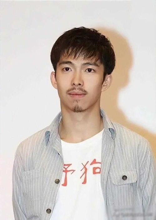 40岁谭卓官宣恋情,男方是演员黄毛,原来两人早就有迹可循
