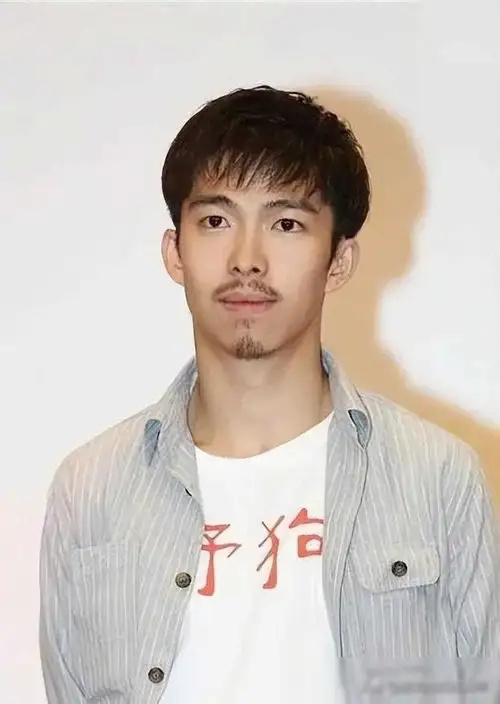 40岁谭卓官宣恋情,男方是演员黄毛,原来两人早就有迹可循