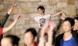 孙俪大跳广场舞与大妈们尬舞