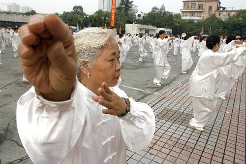 哦太极大师可能连广场舞大妈都打不过