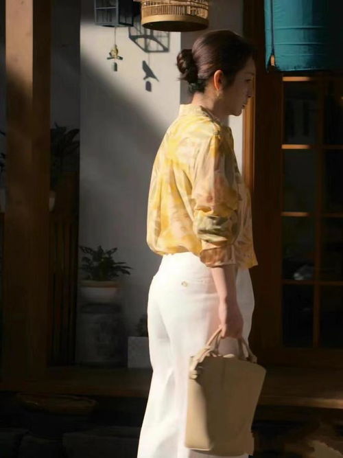 秦海璐才是中年女人真实模样身材发福有小肚子,但穿搭优雅显瘦