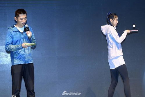 关晓彤在张继科面前颠乒乓球表情呆萌