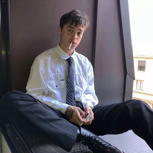 头像朋友圈里冷如鬼,微博上面骚断腿